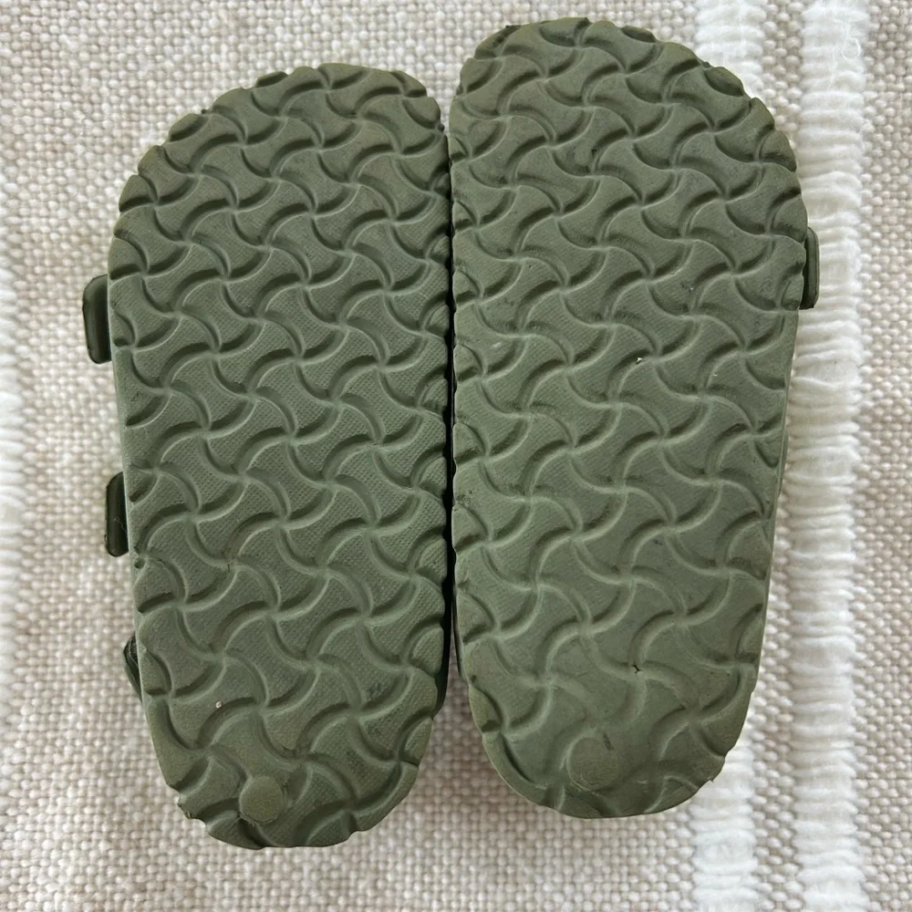 Hush Puppies Kids Green Sandals with Bright Buckles Sz 7